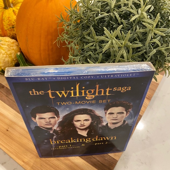 The Twilight Saga Breaking Dawn Part 1&2 Two Movie Set Unopened NWOT Blu-Ray DVD - Picture 3 of 4